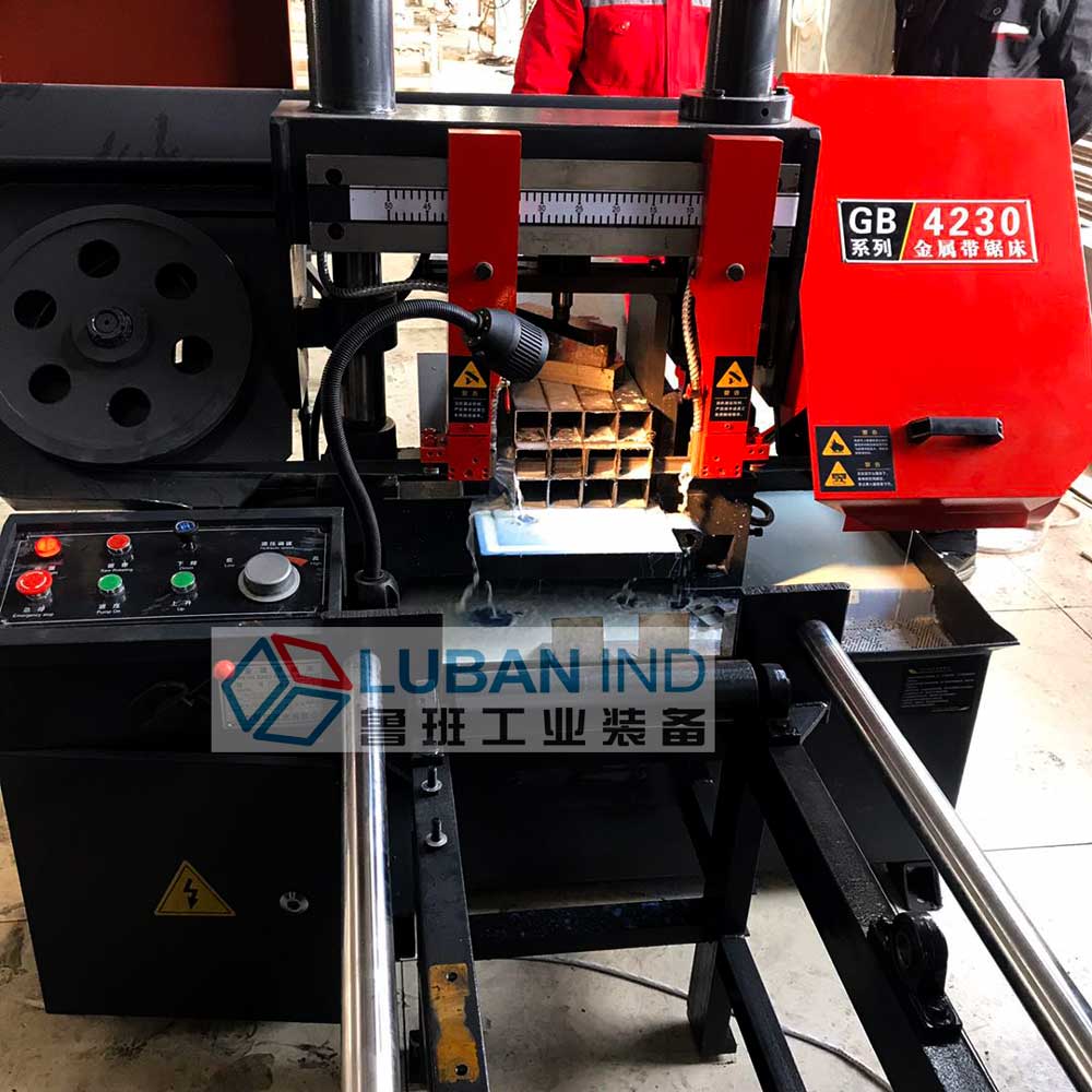 4230双柱金属带锯床锯切不锈钢现场